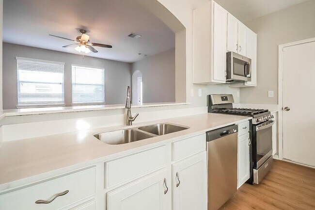 Foto del edificio - 3915 Mossy Spring Ln