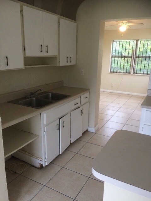 Foto del edificio - Large 3-2 house with  hookups for washer and dryer