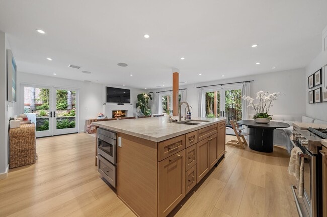 Building Photo - 253 Calle De Madera