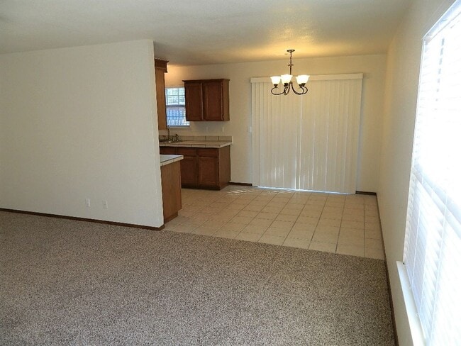 Foto del edificio - 822-824 N. Daisy Ln