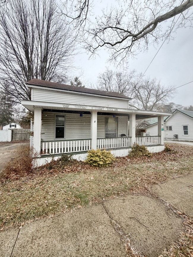 Building Photo - 912 Pleasant St