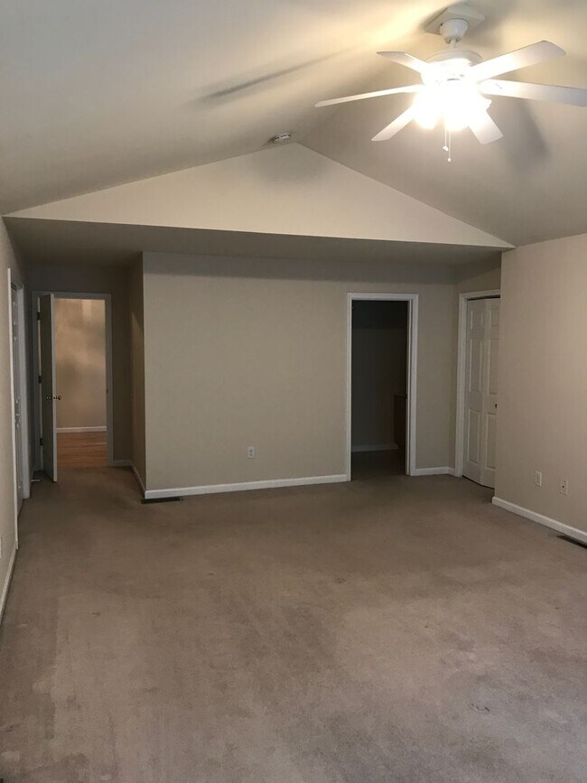 Foto del edificio - Spacious 3 bedroom 2.5 bedroom townhouse available early January!