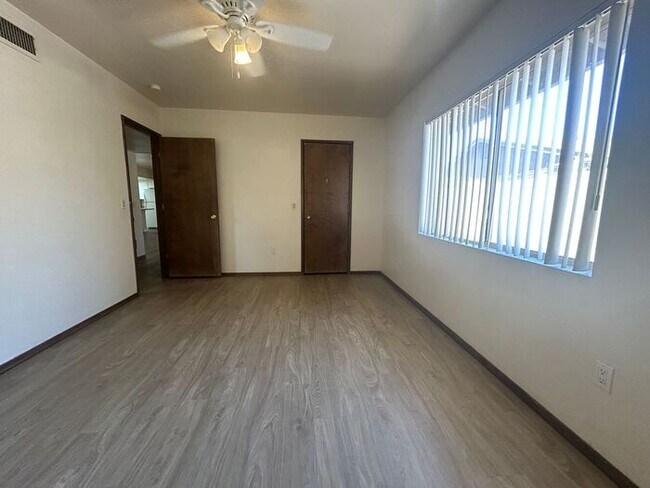 Building Photo - 2141 E Manhatton Dr