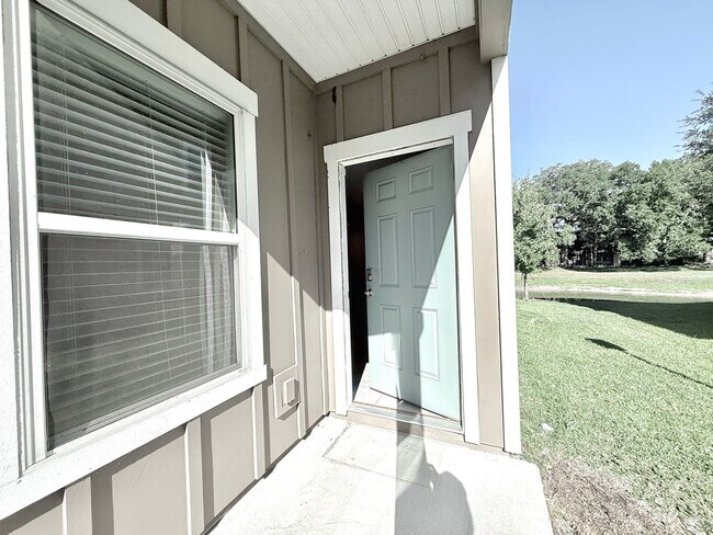 Building Photo - Newer Townhome in Ideal Location