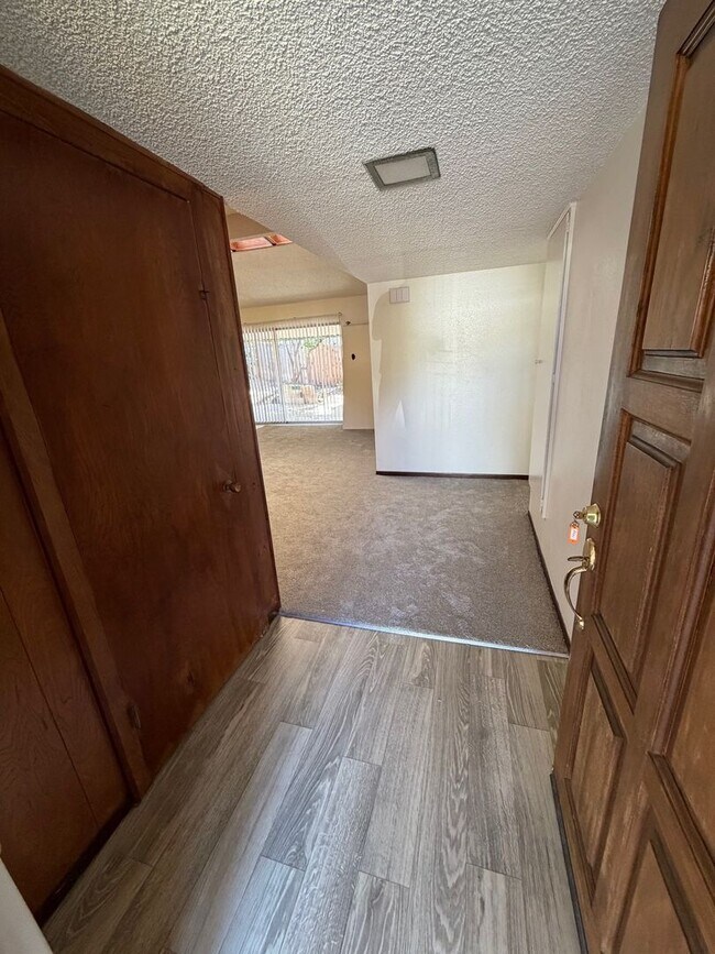 Foto del edificio - 3BR/2BA House in Rolando Village with 2 car garage, new paint and new carpet & flooring, Availabl...