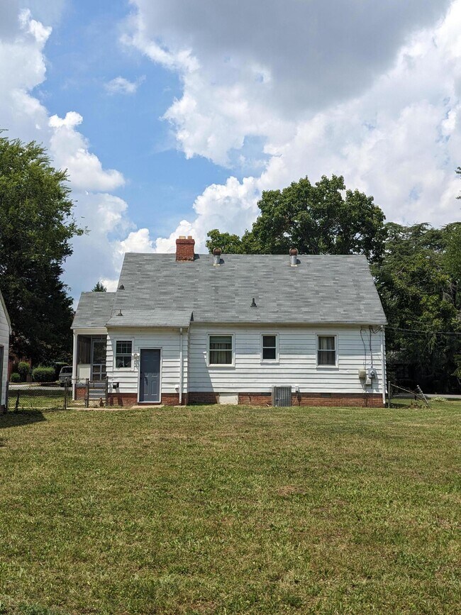 Foto del edificio - 5217 Pine Crest Ave