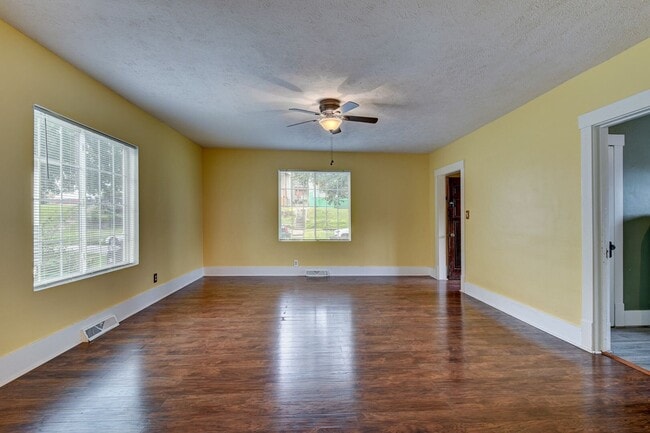 Building Photo - Charming and Spacious Home!