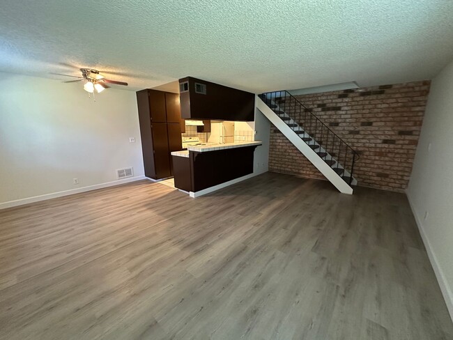 Foto del edificio - Townhouse 2 bedroom 1 bath, new paint. new...