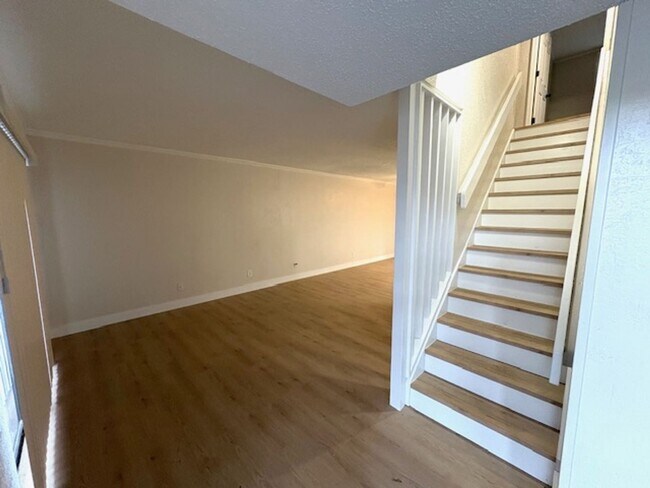 Building Photo - Stunning 4-Bedroom, 2.5-Bathroom Townhouse in the Heart of Sarasota!