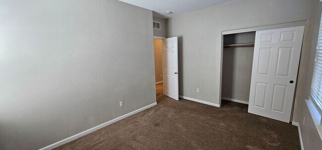 Building Photo - 4 bedroom 2.5 bath 2 car garage Foothills ...