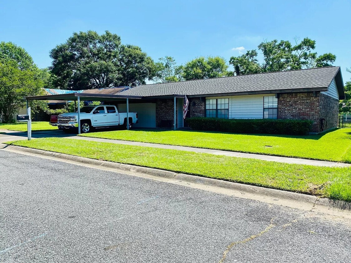 2 car garage and 2 car carport - 2206 Angus St