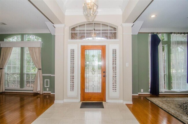 Building Photo - 2 Quiet Oak Dr