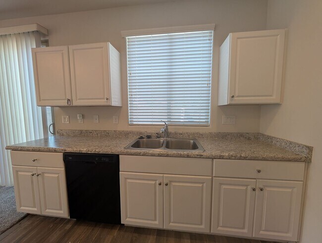 Building Photo - 3 Bedroom, 2.5 Bathroom Riverbend Home