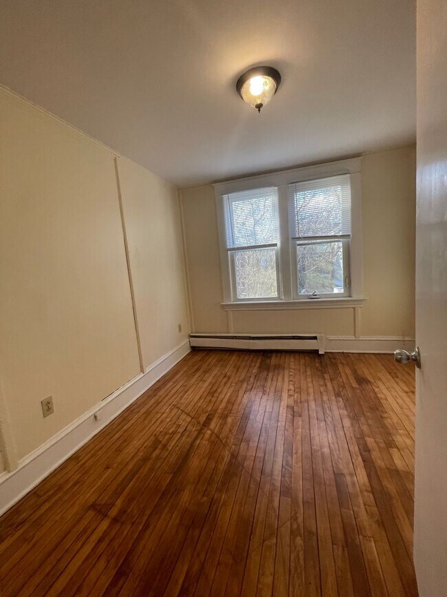 Building Photo - 45 1/2 Willow St