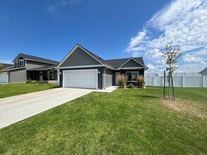 Building Photo - 12490 N Cavanaugh Dr