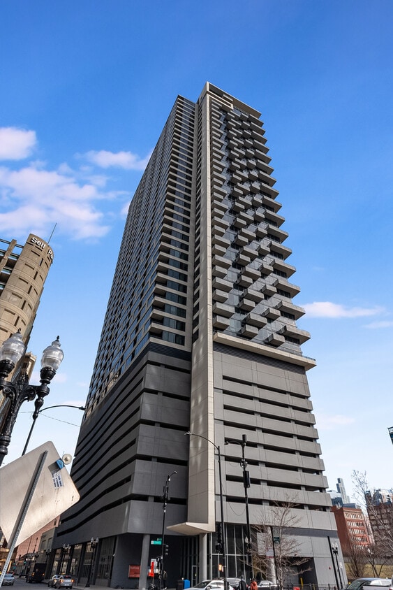 Foto principal - 235 W Van Buren St