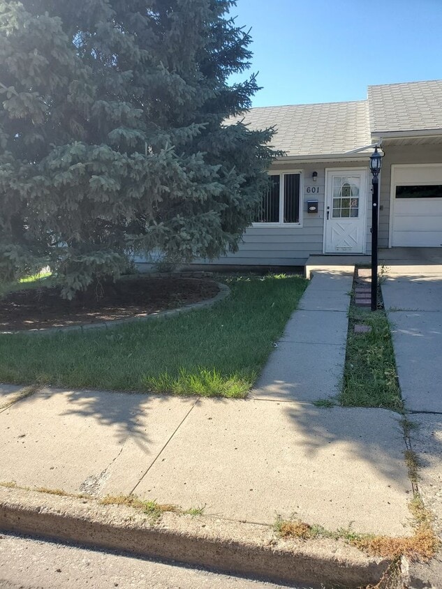 601603 9th St NW Unit East, Mandan, ND 58554 Room for Rent in Mandan