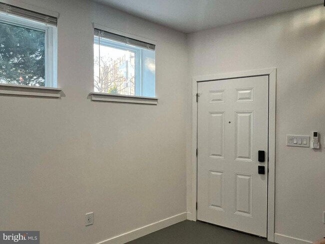 Foto del edificio - 718 Rhode Island Ave NW