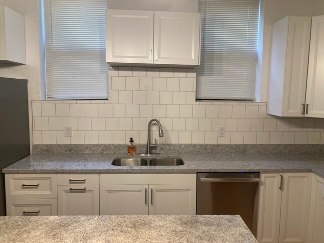 Building Photo - 747 N Throop St