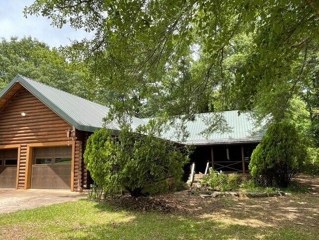 Foto del edificio - Log Cabin in Oconee on a 1.357 acre neighborhood wooded lot!
