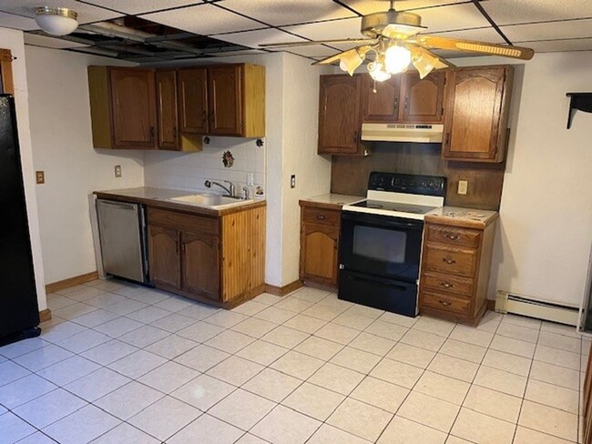 Building Photo - Plymouth 2 Br - 1Ba duplex in convenient i...