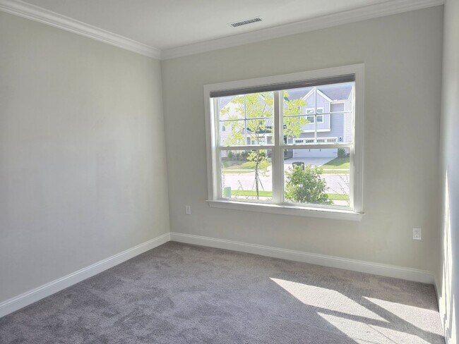 Foto del edificio - 4 spacious bedrooms and 3 full bathrooms along with guest suite. 1st floor primary and secondary ...