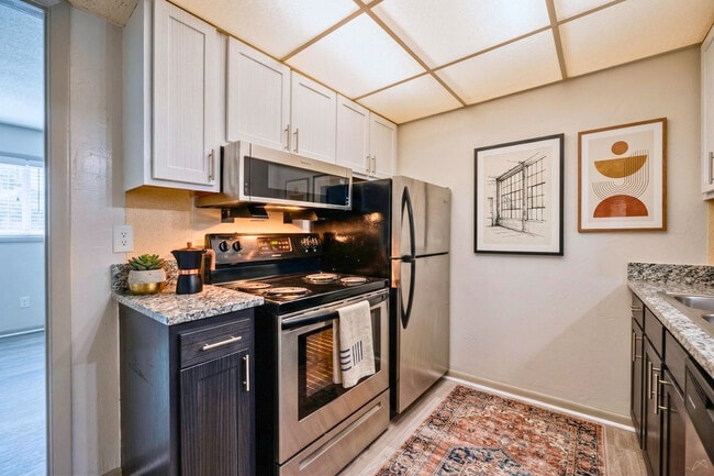 One Bedroom at Selwyn Flats in Southpark Charlotte, NC - Selwyn Flats
