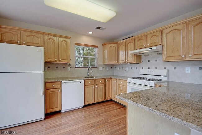 Building Photo - 42 Mayflower Dr