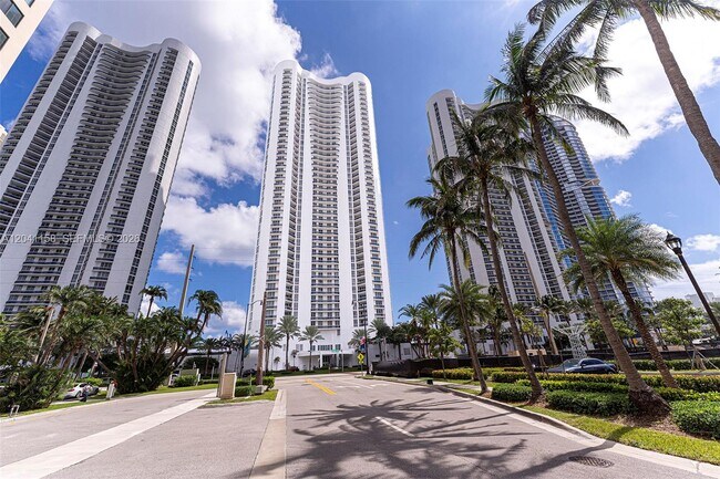Building Photo - 15901 Collins Ave