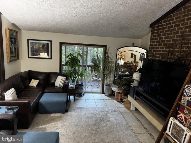 Foto del edificio - 11800 Wolf Run Ln