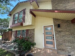 Building Photo - 3201 Tampa Dr