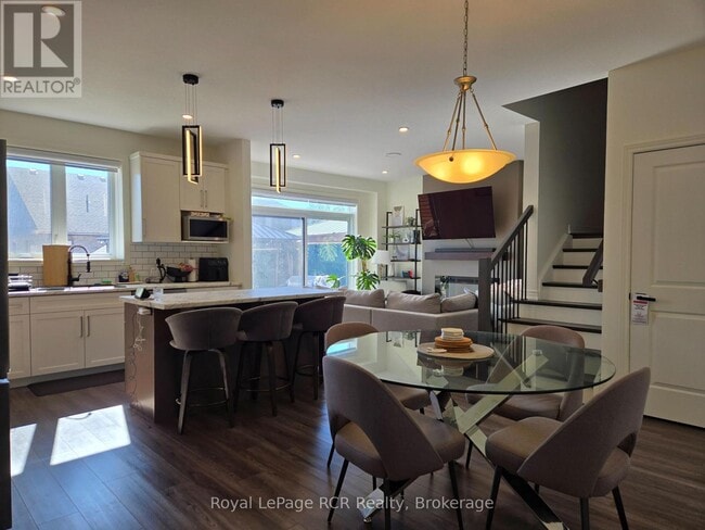 Building Photo - 223 Jackson St E