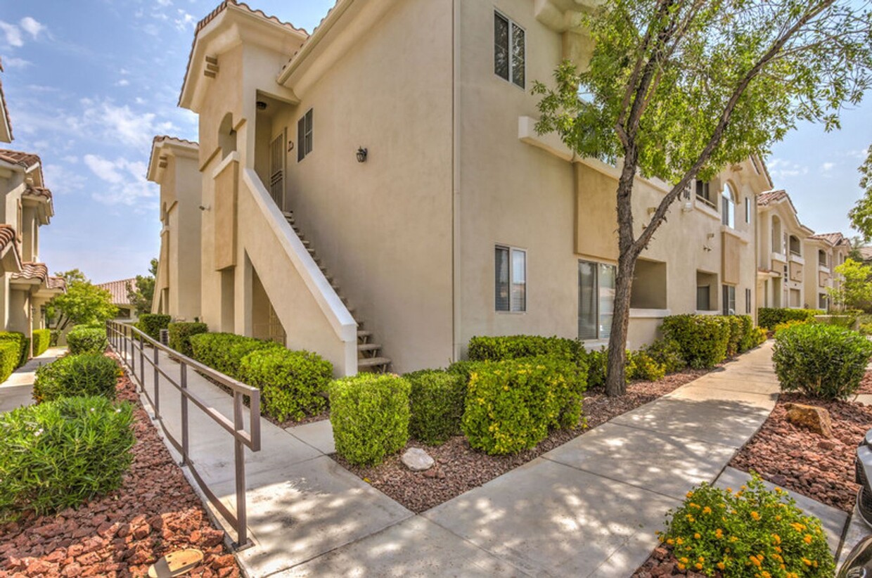 Foto principal - 2 bedroom condo in Summerlin