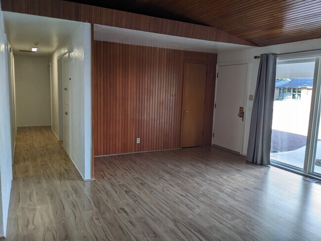Building Photo - 2809 Palomas Dr NE