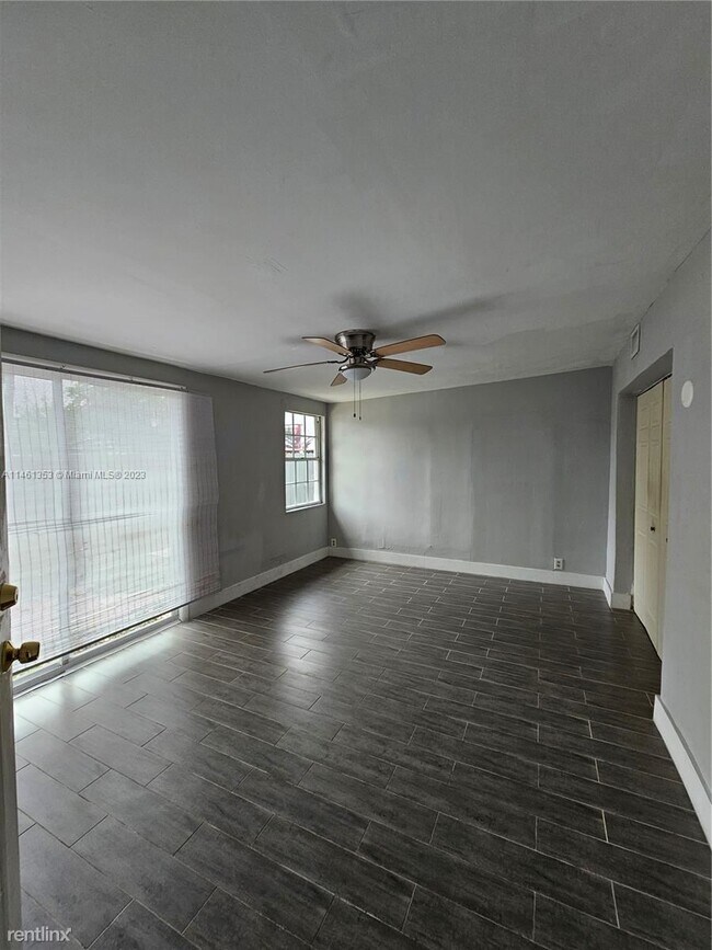 Foto del edificio - 4 br, 2 bath House - 3216 SW 23rd Ter # 2