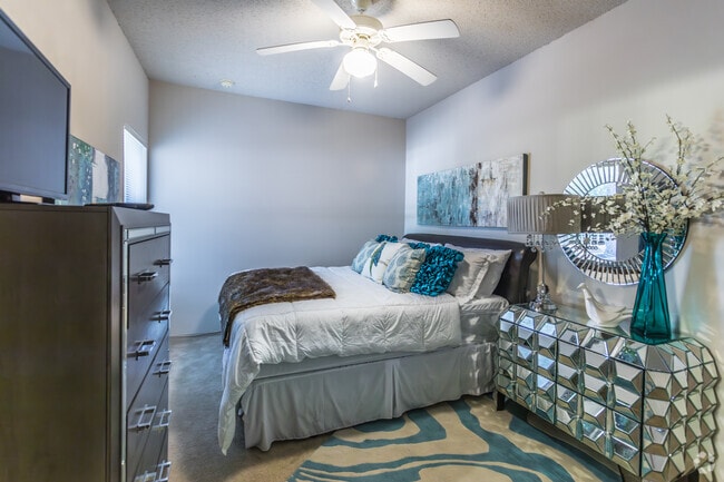 2BR, 2BA - 1,043SF - 1st Bedroom - The Links & The Greens at Oxford