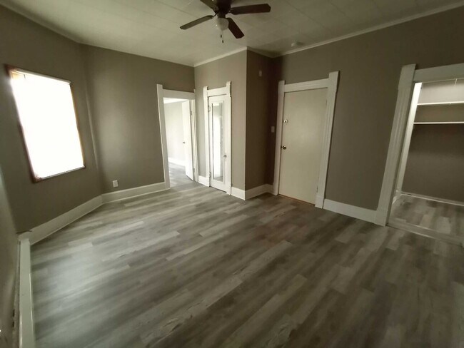 Foto del edificio - 924/926/928 W 5th - RE Integrity