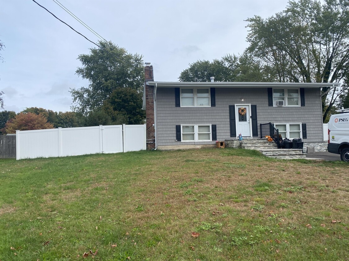 21 Pheasant Ln, Brookhaven, NY 11733 House Rental in Brookhaven, NY