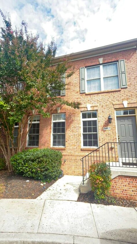 Foto principal - Beautiful 3 Bed 3.5 Bath Brick Townhome In...