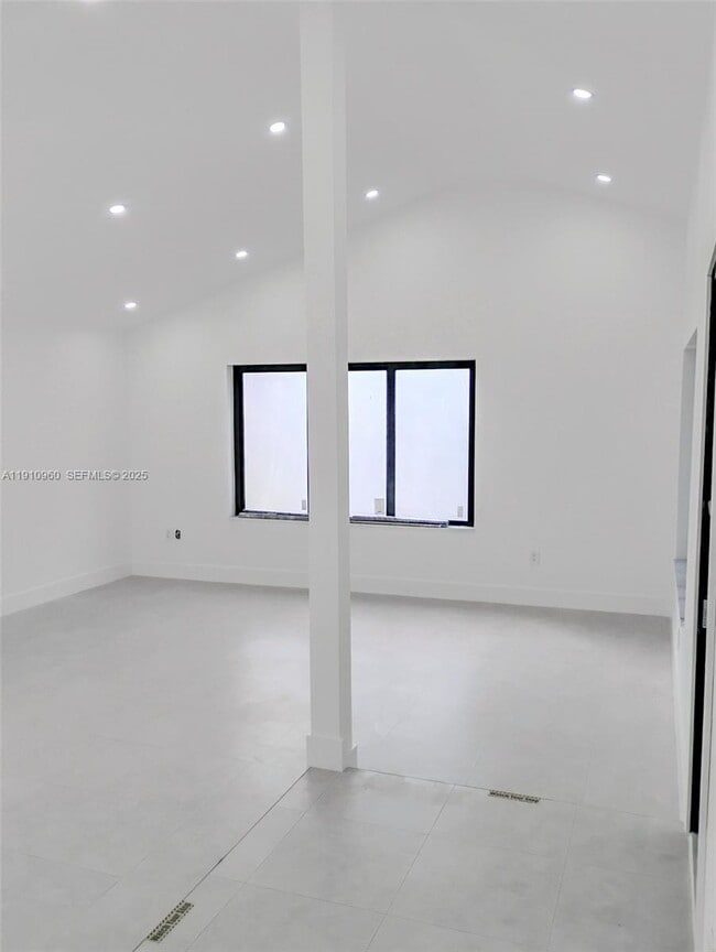 Building Photo - 20615 NE 9th Ct