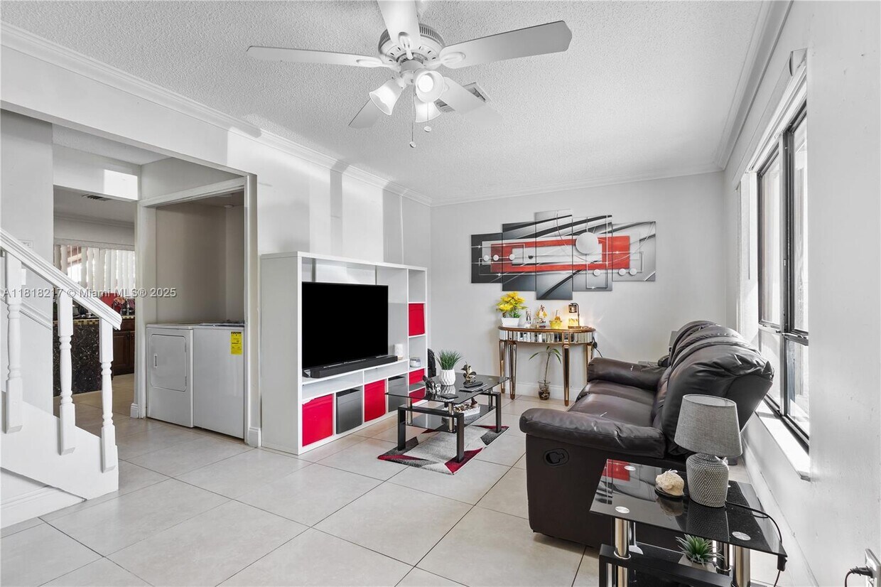 Foto principal - 8360 NW 8th St