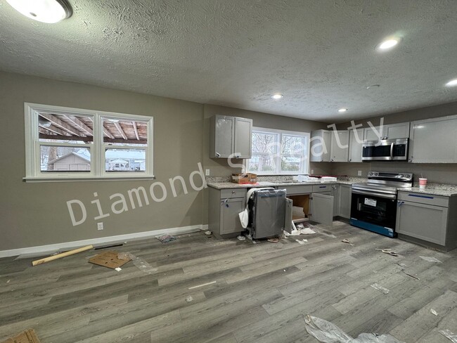 Building Photo - Large 4 bedroom - Completely Remodeled