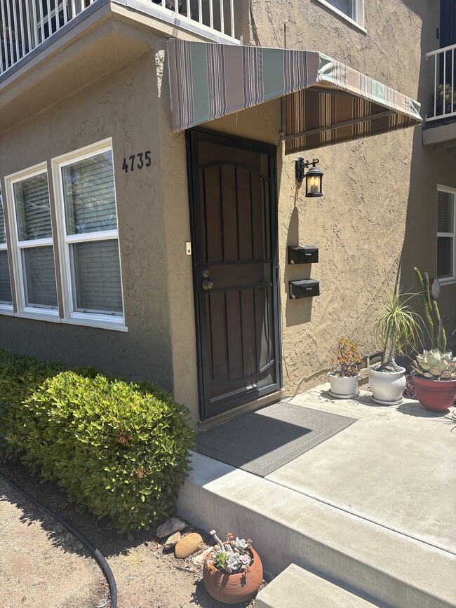 Building Photo - 4735 Lomitas Dr