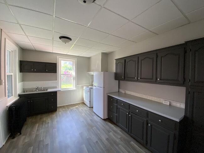 Building Photo - 824 W Princess St