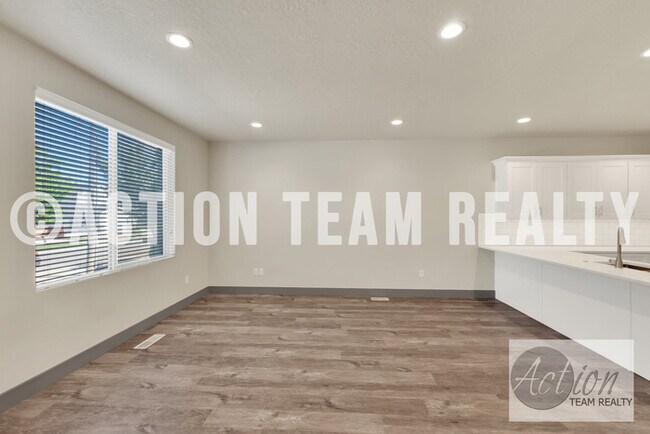 Building Photo - Townhome in Riverton!