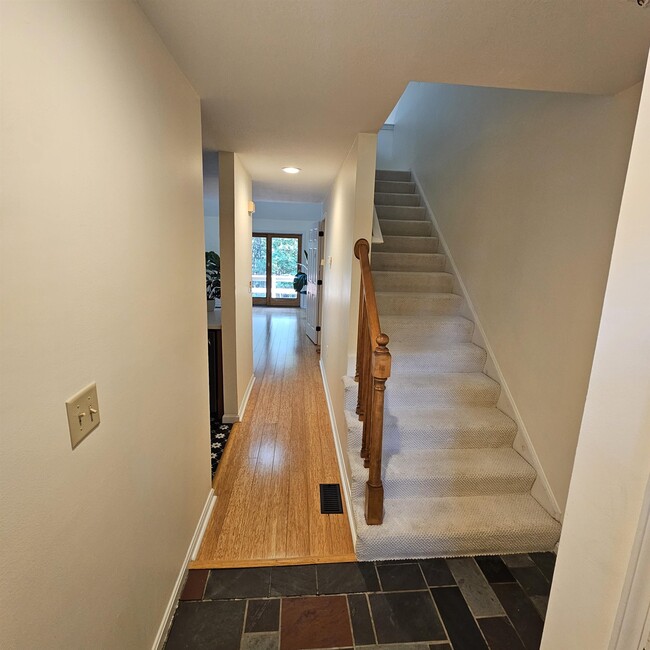 Building Photo - 8 Balmoral Dr