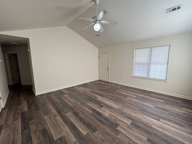 Building Photo - Charming, centrally located, 3 Bed 2 Bath ...