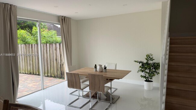 Foto del edificio - 949 NE 42nd Ave