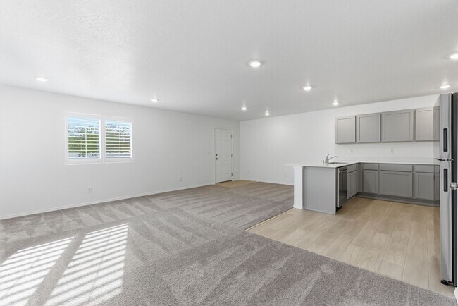 Building Photo - 1334 N Wilhelm Wy