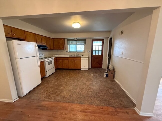 Building Photo - Charming 2-Bedroom Duplex with Modern Upda...